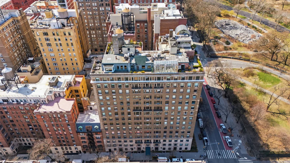 Aerial view of 1158 Fifth Avenue and the park