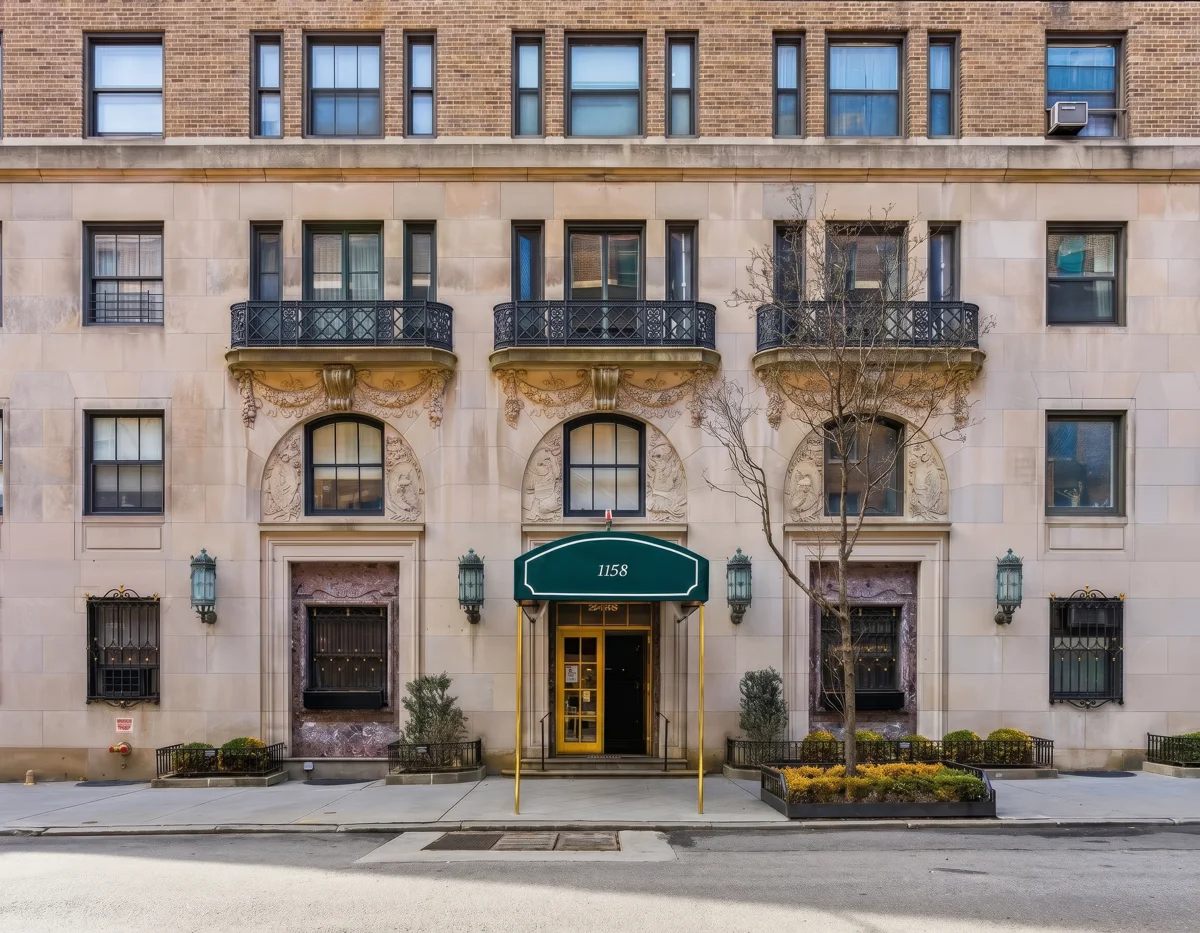 The entrance of 1158 Fifth Avenue beneath its green awning