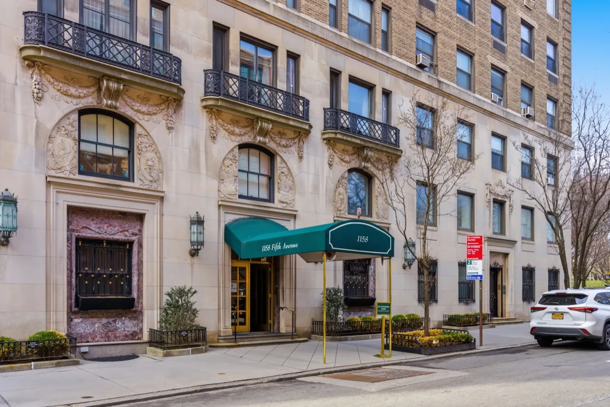 The façade and awning of 1158 Fifth Avenue